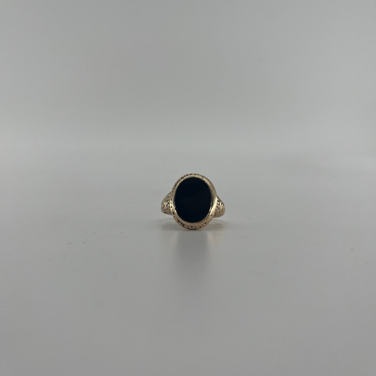 9ct Black Onyx Signet Ring Carat: 9ct Gold Colour: Yellow Gold Size: T Weight: 8.27g