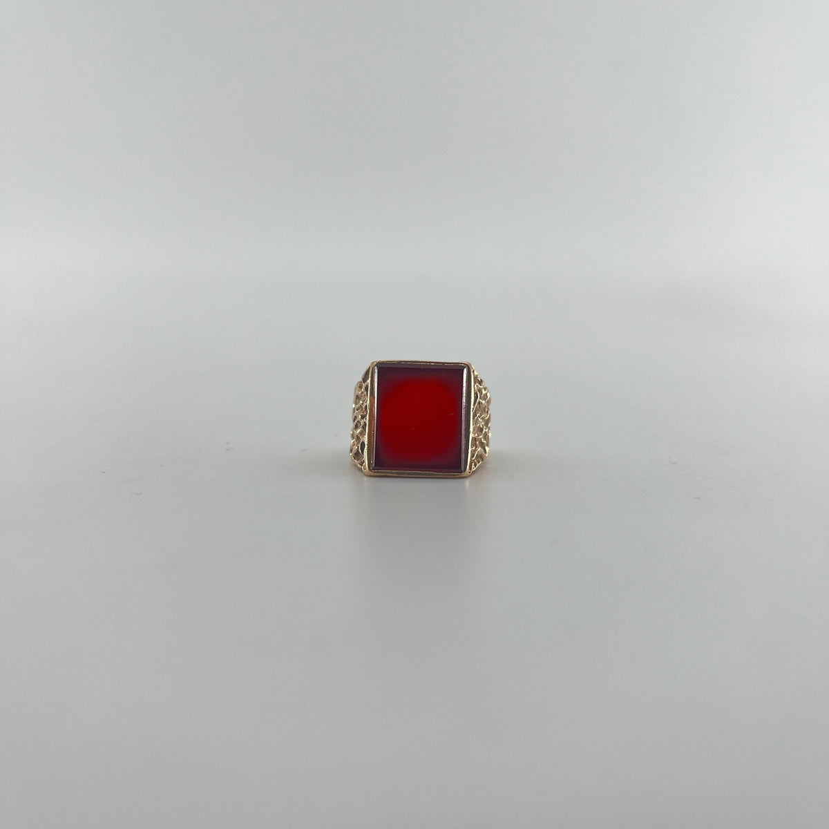 9ct Carnelian Signet Ring Carat: 9ct Gold Colour: Yellow Gold Size: O Stones: Carnelian Weight: 6.24g