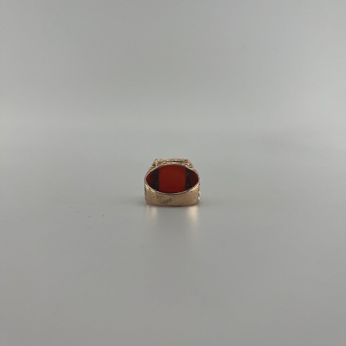 9ct Carnelian Signet Ring Carat: 9ct Gold Colour: Yellow Gold Size: O Stones: Carnelian Weight: 6.24g