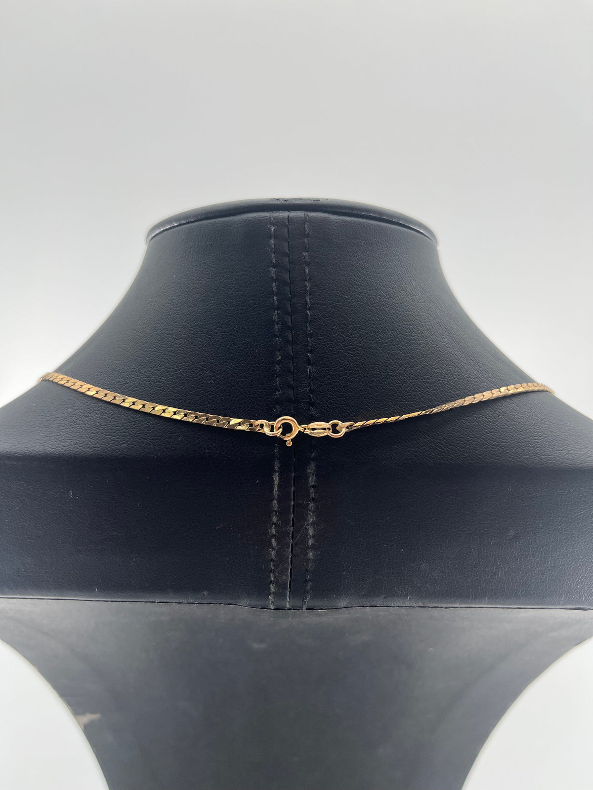 9ct Gold Flat Curb Chain Carat: 9ct Colour: Yellow Gold Style: Flat Curb Length: 16" Width: 2mm Weight: 4.98g