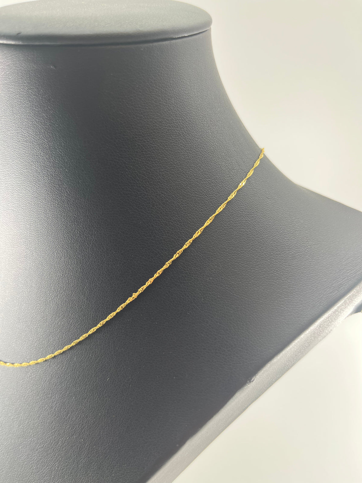 9ct Gold Twist Chain 18" Carat: 9ct Colour: Yellow Gold Style: Twist Length: 18" Width: 1mm Weight: 0.97g