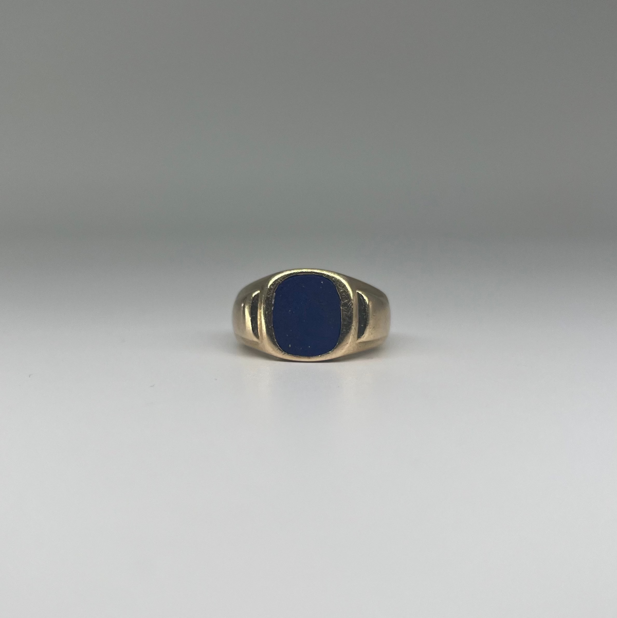 9ct Lapis Lazuli Signet Ring Carat: 9ct Gold Colour: Yellow Gold Size: Y 1/2 Stones: Lapis Lazuli Weight: 9.35g