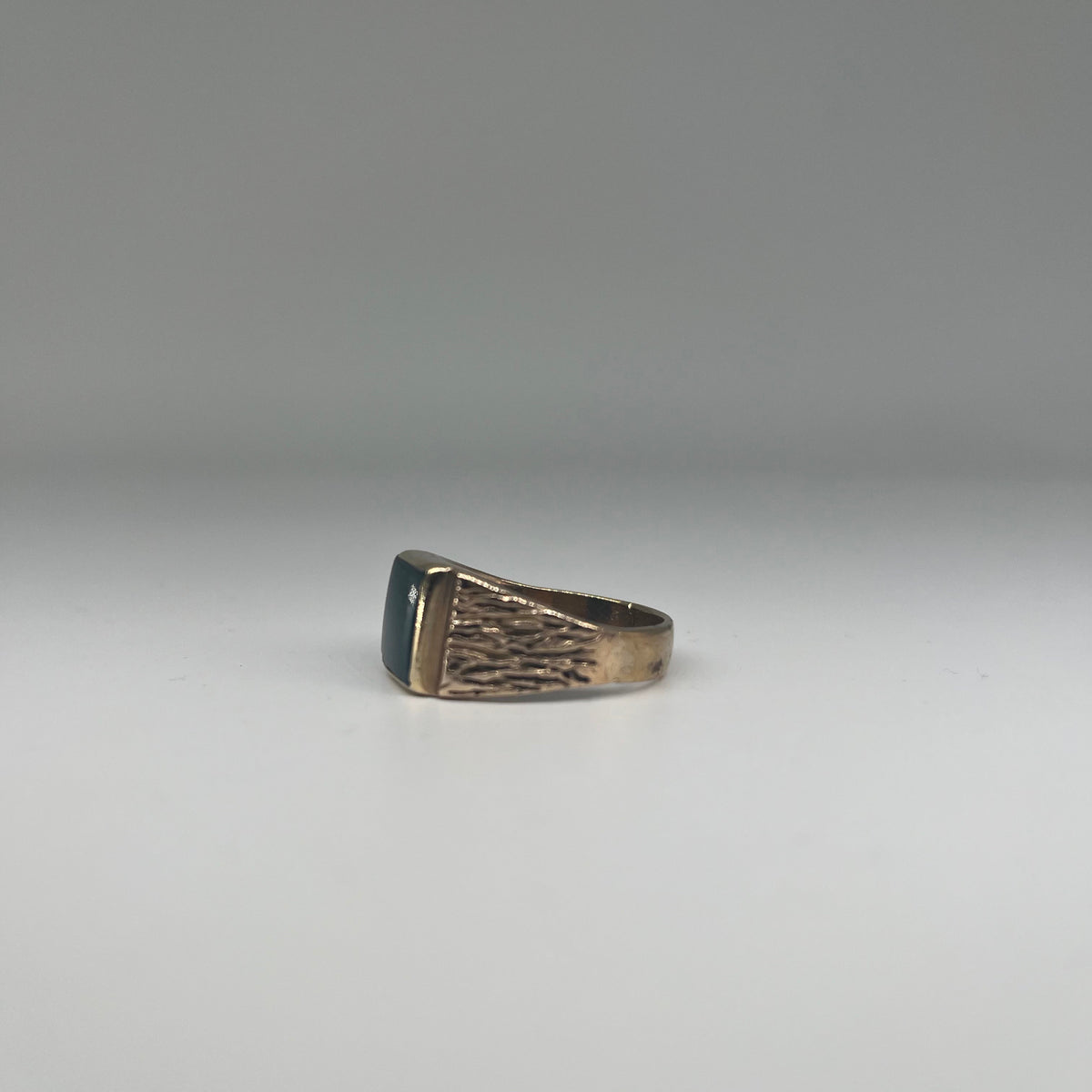 9ct Onyx Signet Ring Carat: 9ct Gold Colour: Yellow Gold Size: W Weight: 6.89g