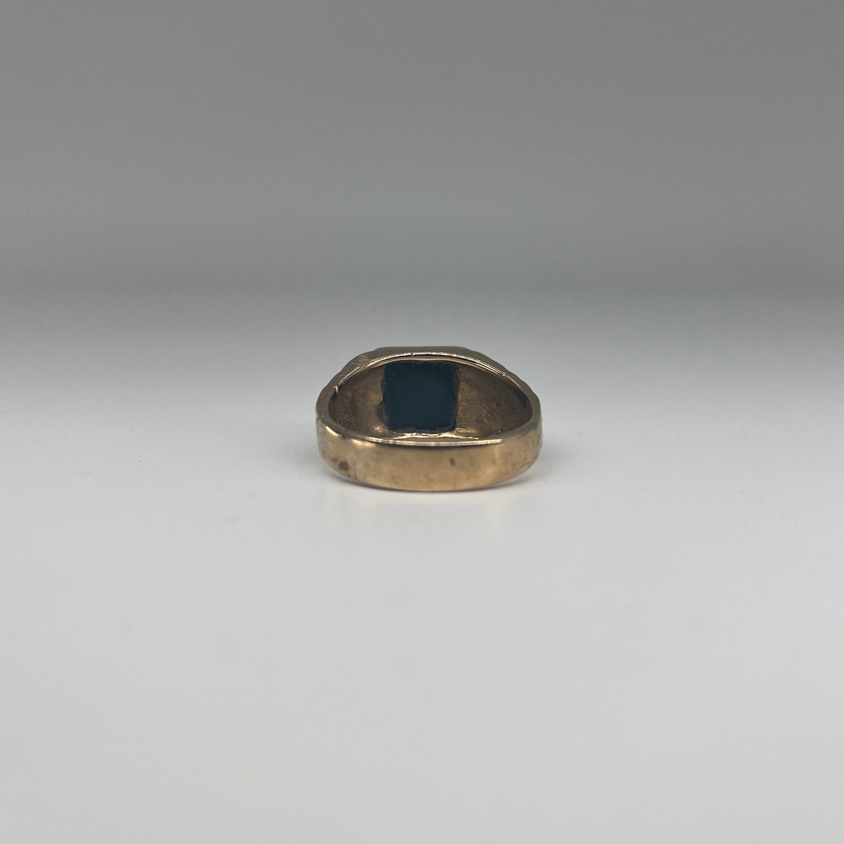 9ct Onyx Signet Ring Carat: 9ct Gold Colour: Yellow Gold Size: W Weight: 6.89g