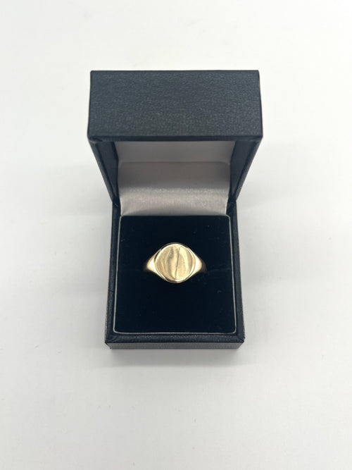 9ct Oval Signet Ring Carat: 9ct Size: S Style: Signet Weight: 4.63g