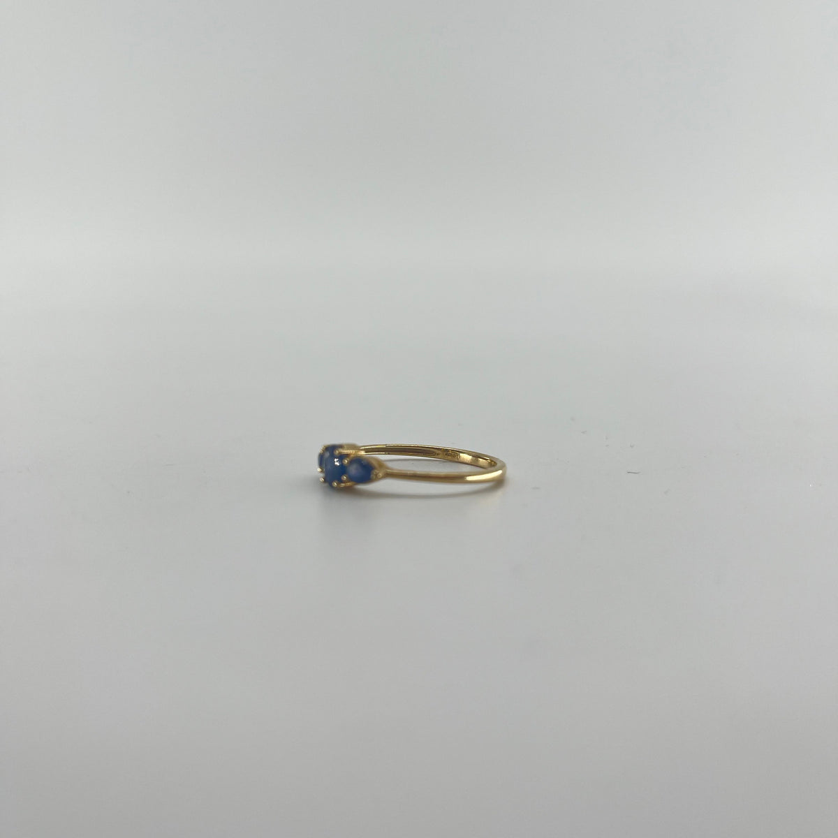 9ct Three Stone Sapphire Ring Carat: 9ct Gold Colour: Yellow Gold Size: Q Stones: Sapphire Weight: 1.6g