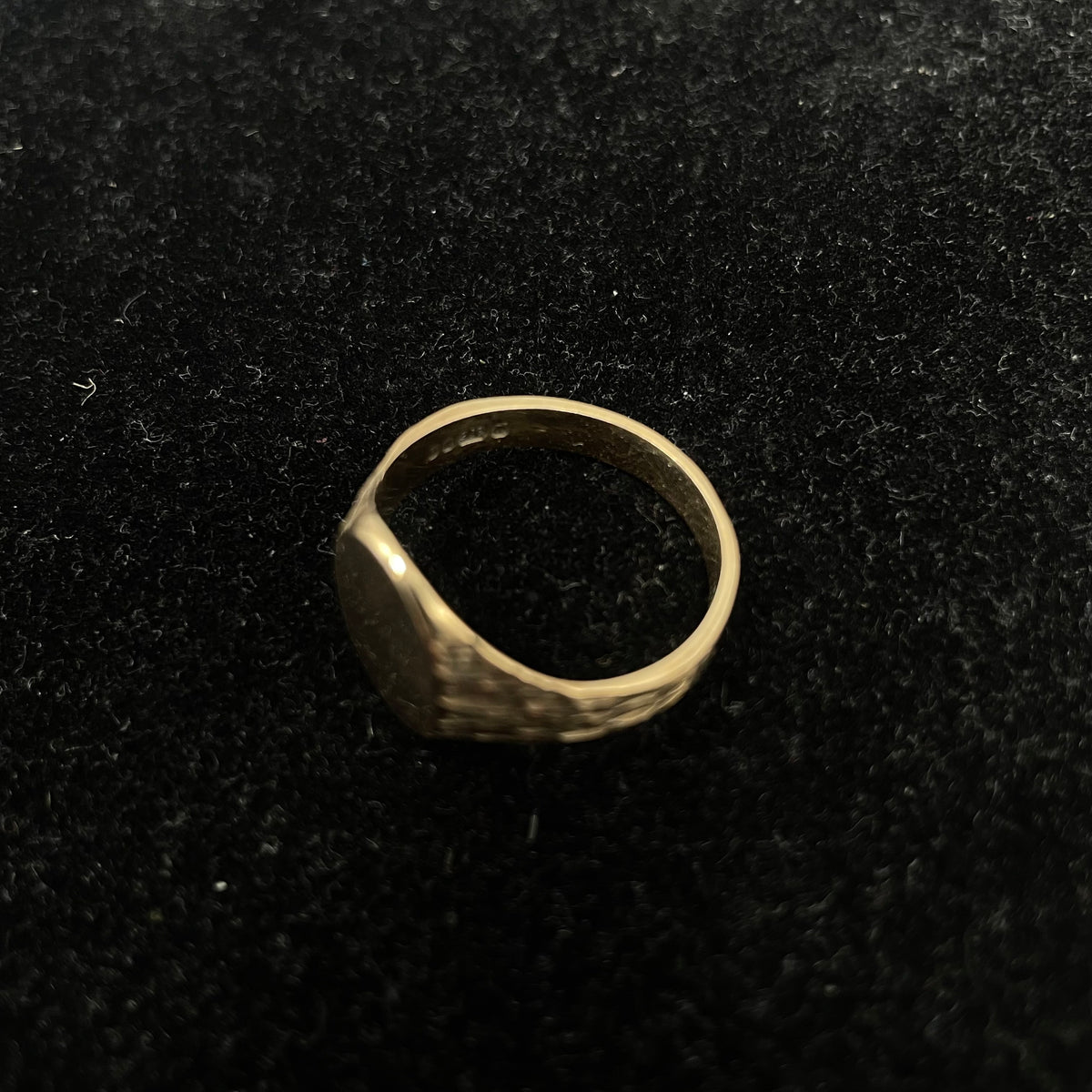 Vintage 9ct Gold Oval Signet Ring with Textured Shoulders Size U 1/2