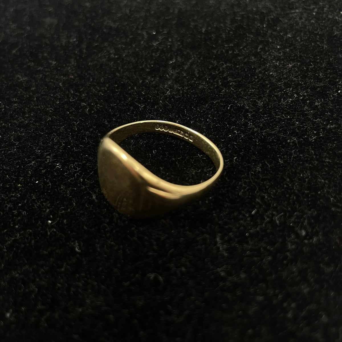Vintage 9ct Gold Oval Signet Ring with Textured Shoulders Size S