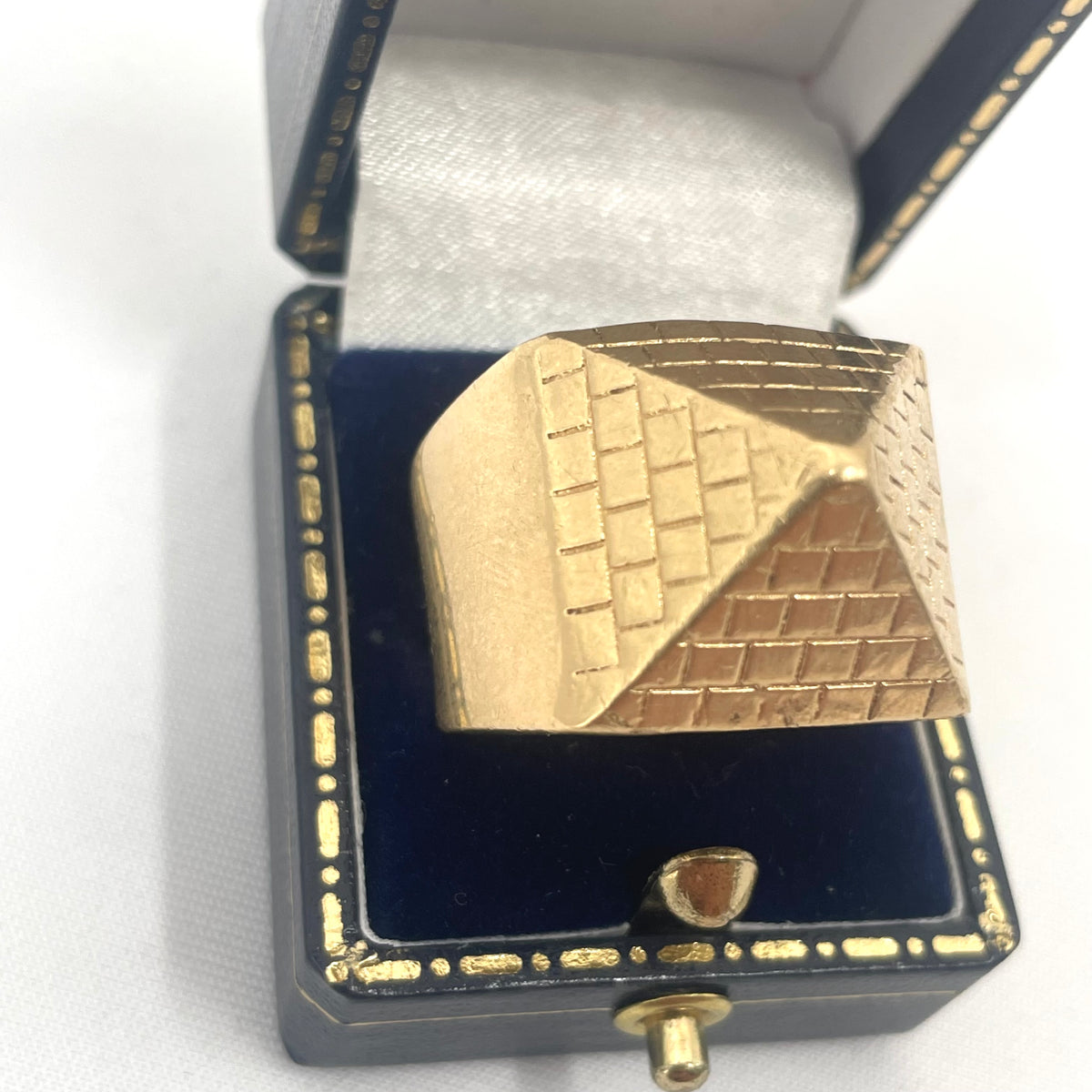 9ct Gold Textured Signet Ring Size - 19.69g
