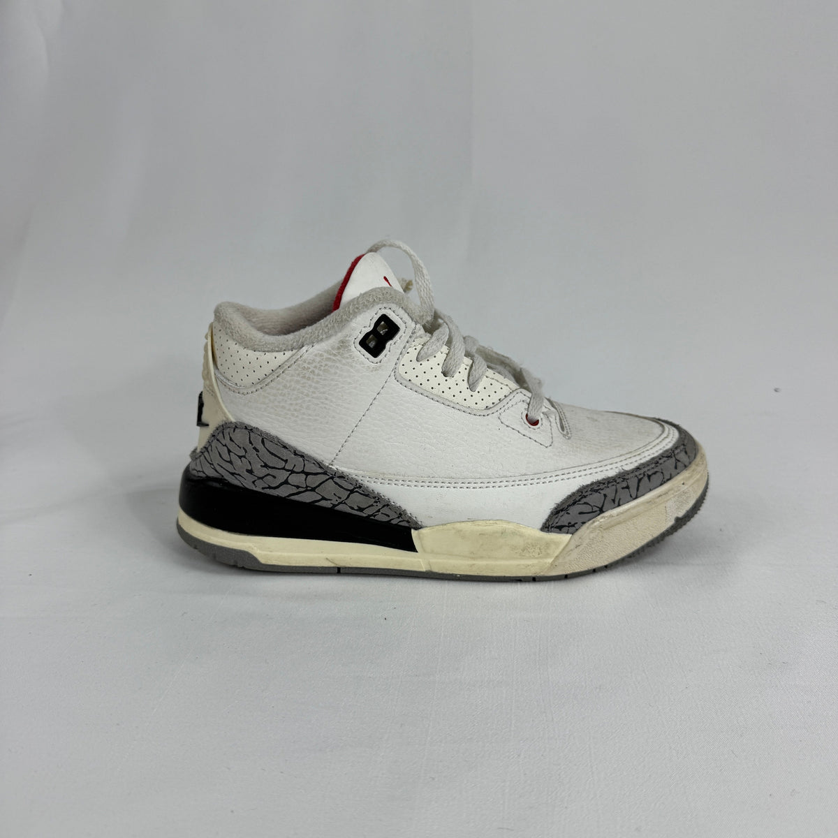 The Air Jordan 3 Toddler White Cement brings one of Jordan Brand’s most iconic designs to little feet. Featuring a clean