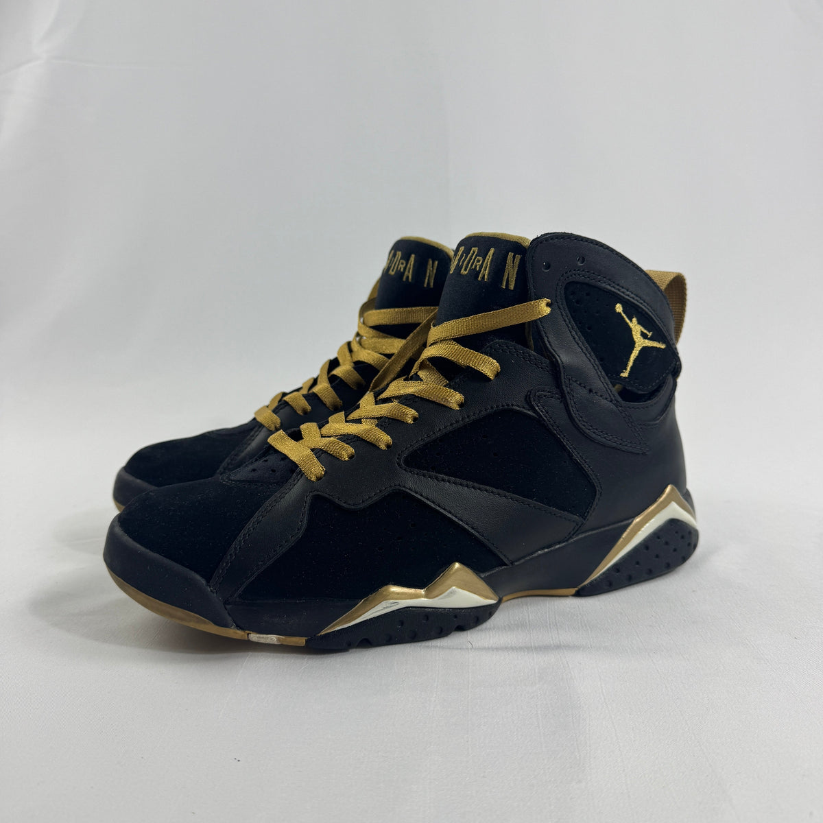 Air Jordan Golden Moments Pack is a special-edition sneaker collection released to celebrate Michael Jordan’s championship