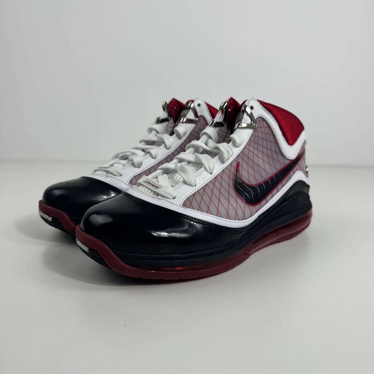 Air Max LeBron VII is a performance basketball sneaker that combines a premium upper with full-length Air Max cushioning for