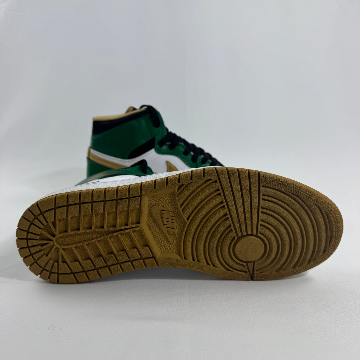 Jordan 1 Retro High Celtics pays tribute to the iconic Boston-inspired colorway with a striking combination of green, black,