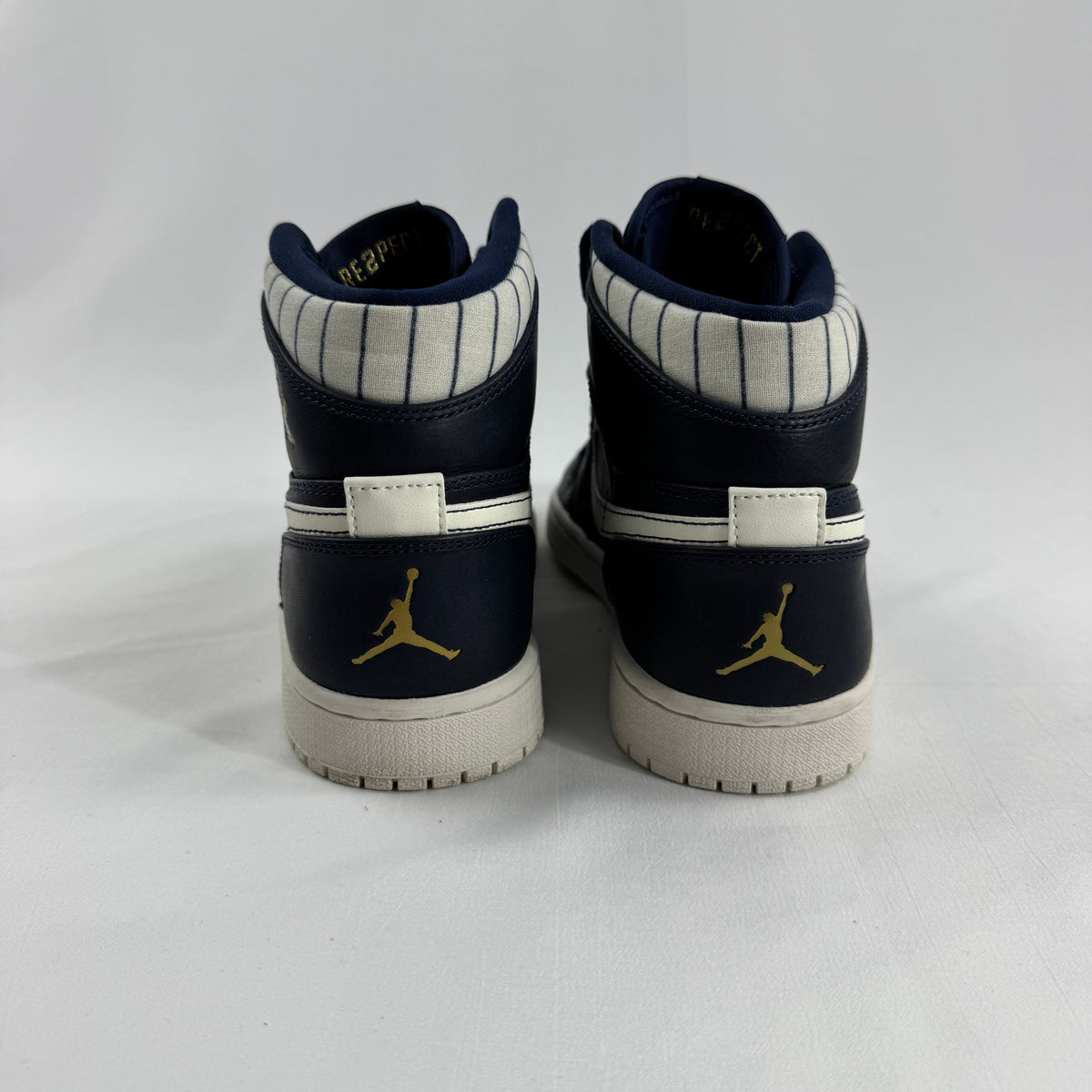The Jordan 1 Retro High “Jeter” Navy is an extremely limited edition release inspired by baseball legend Derek Jeter. It