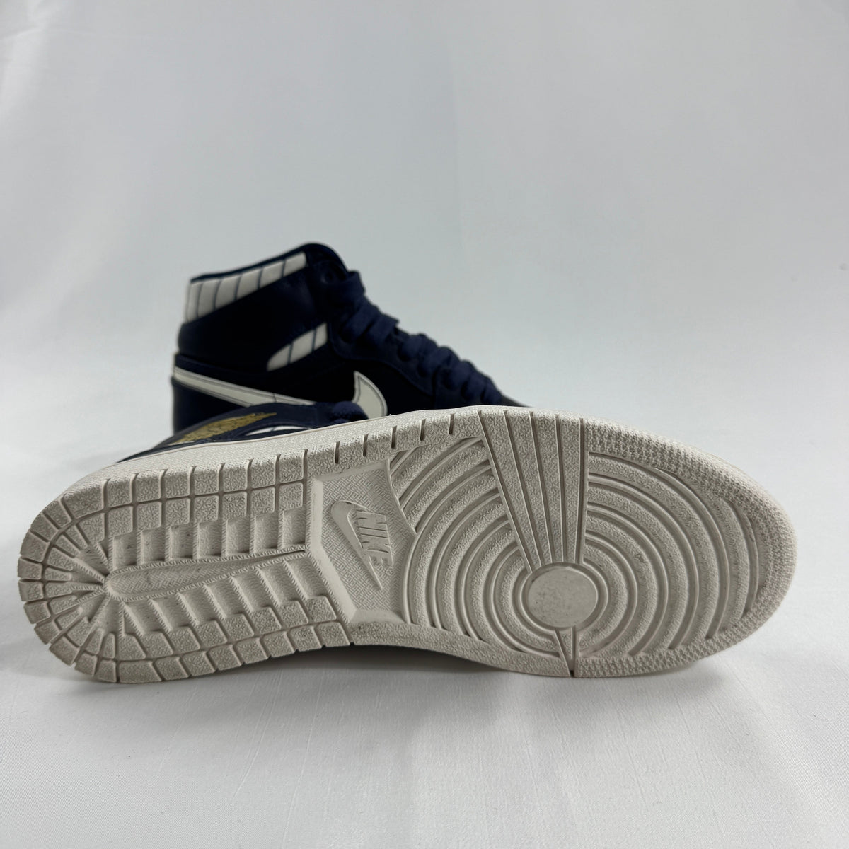 The Jordan 1 Retro High “Jeter” Navy is an extremely limited edition release inspired by baseball legend Derek Jeter. It
