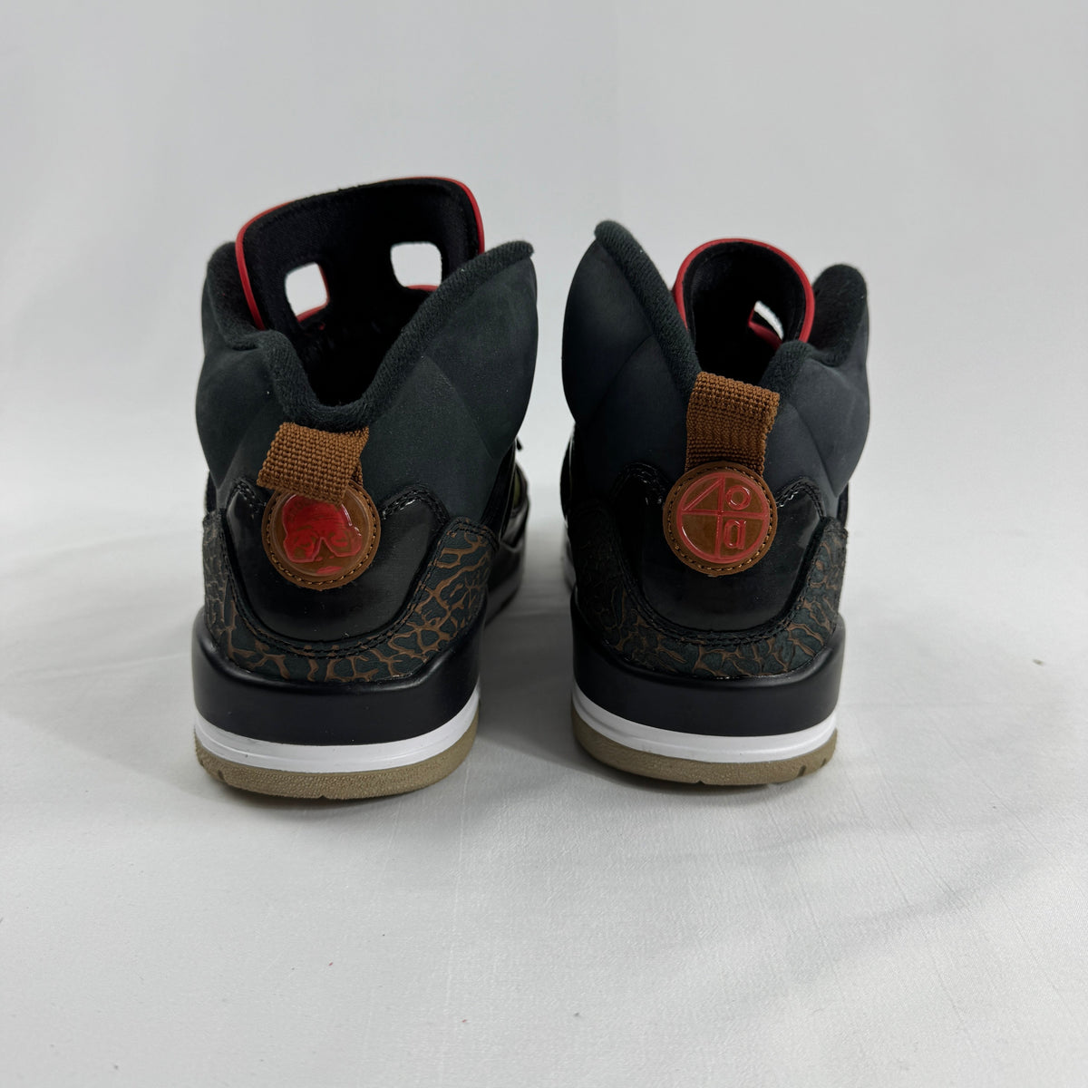 The Air Jordan Spizike “New York Knicks” is a hybrid sneaker combining design elements from several classic Jordan models,
