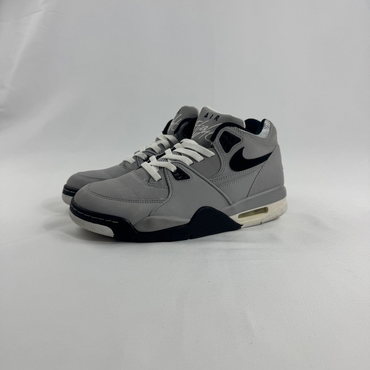 Nike Air Flight 89 is a retro basketball sneaker inspired by late-80s court style. Featuring a durable leather upper,