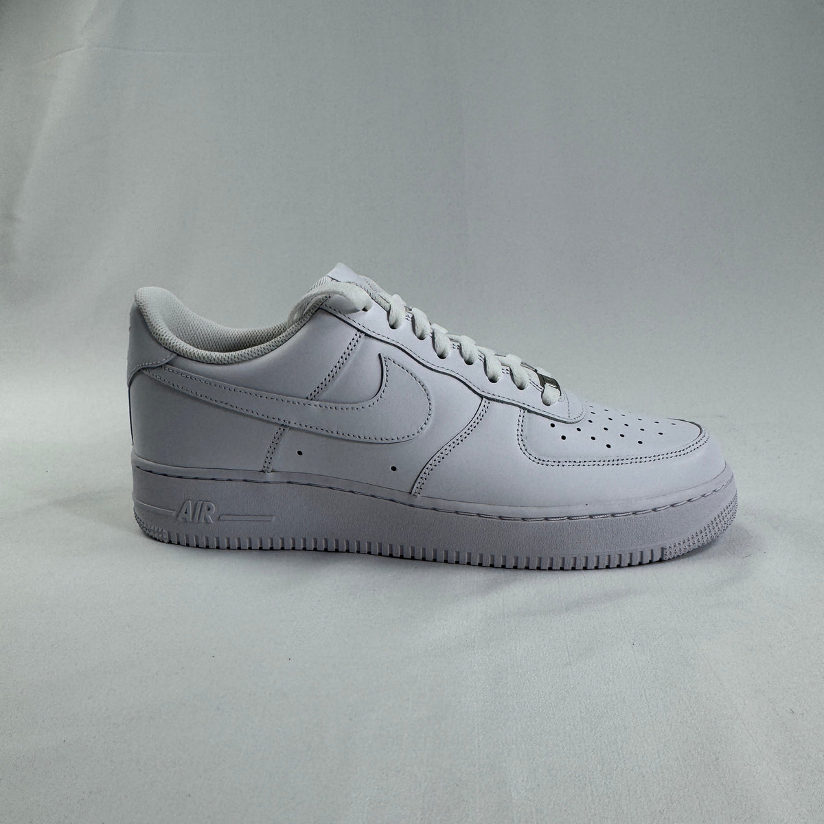 Nike Air Force 1 ’07 is a modern update of the legendary Air Force 1, maintaining the iconic design that has defined sneaker
