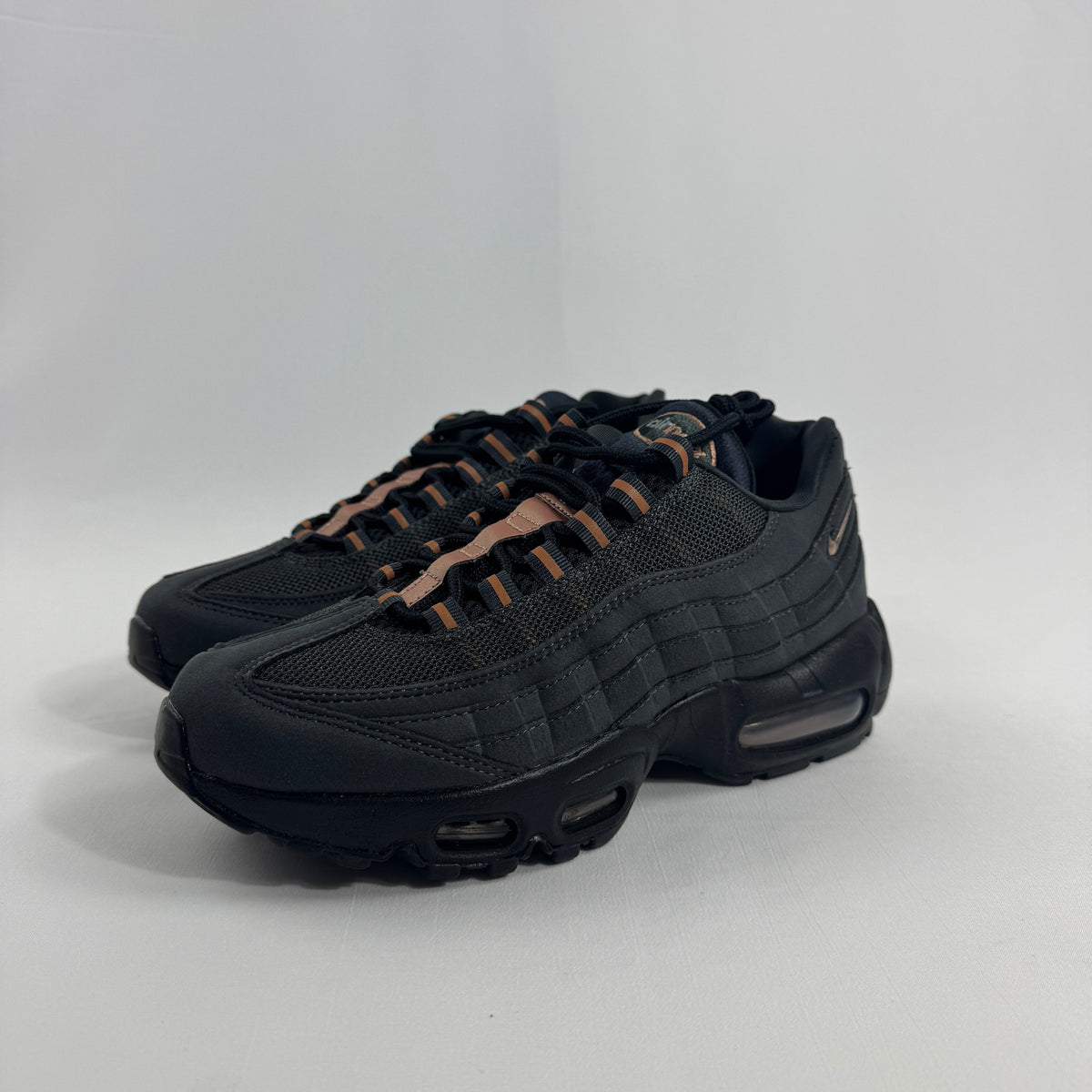Nike Air Max 95 Syna combines the iconic layered design of the Nike Air Max 95 Syna with a fresh streetwear-inspired