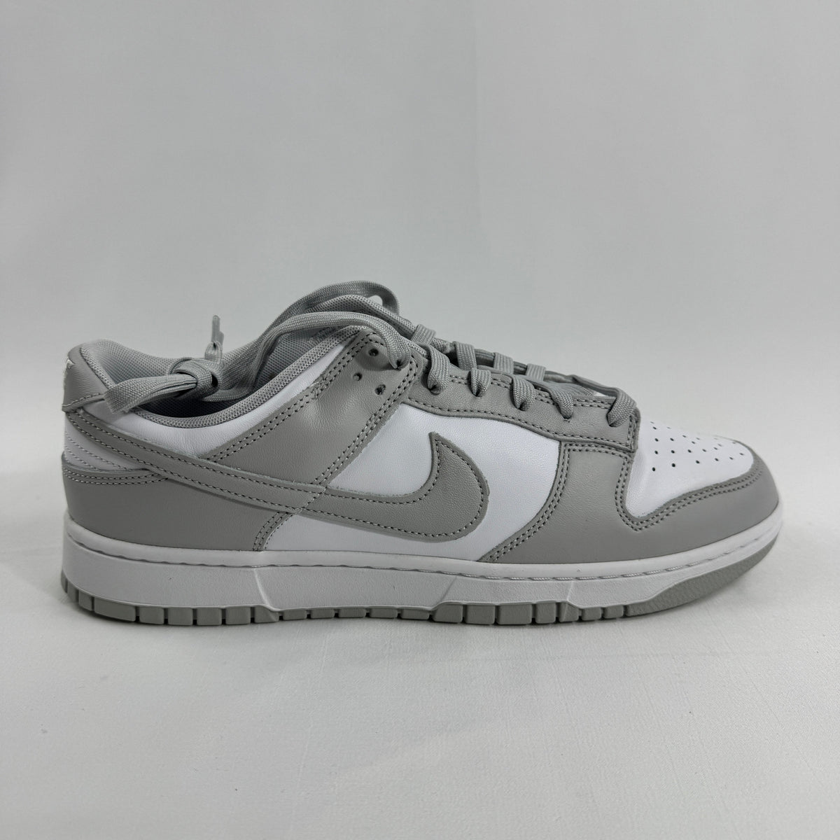 Nike Dunk Low Retro is a timeless sneaker that brings back the classic basketball silhouette from the 1980s. Featuring a